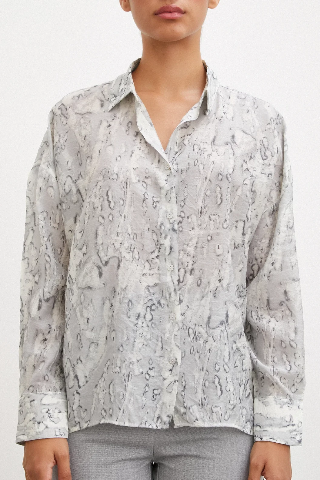 قميص بنمط قطرات رمادي