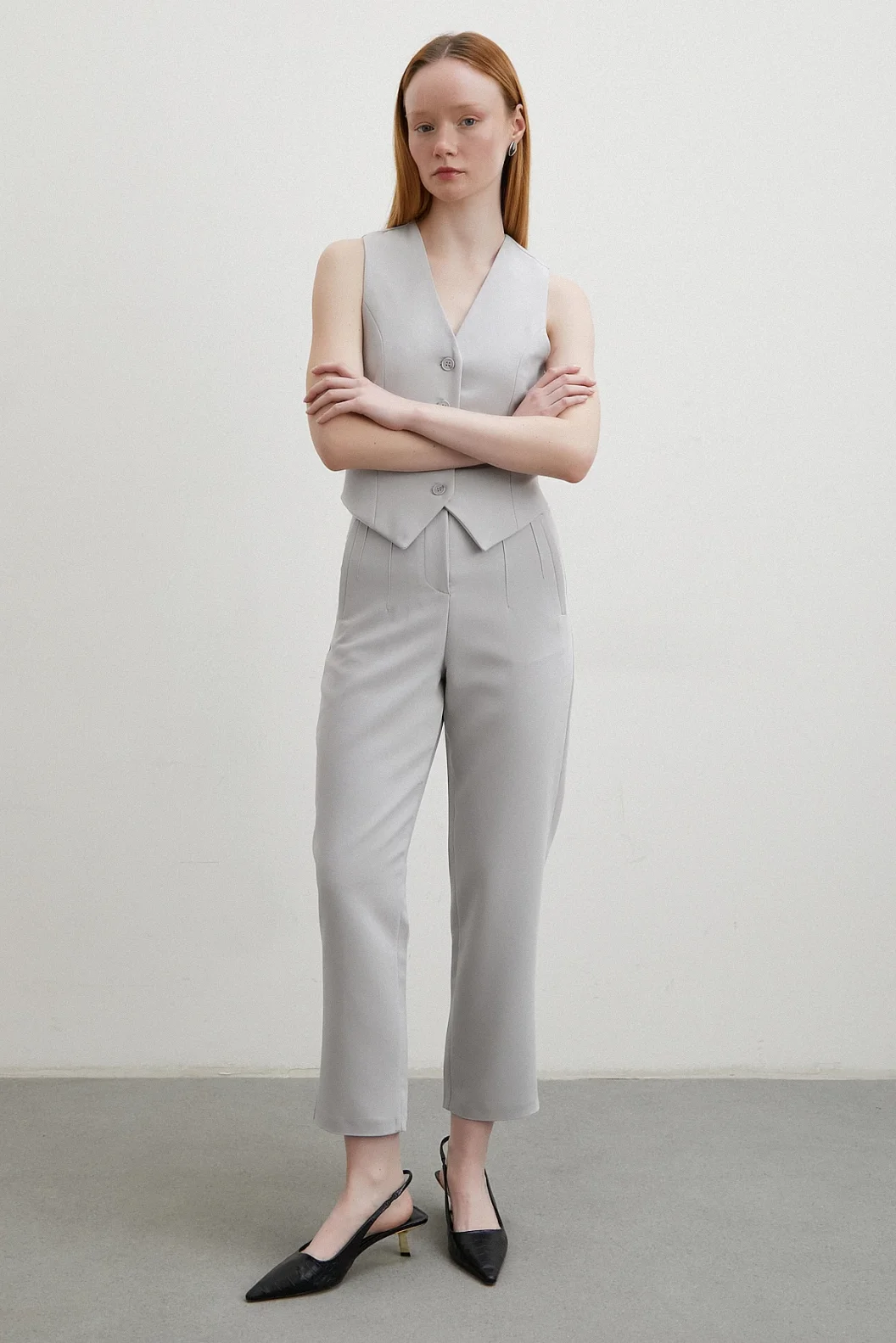 سروال قماش رفيع مع فرشاة أمامية باللون الرمادي