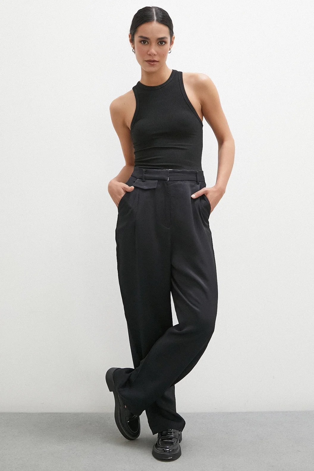 Schwarze klassische Hose mit Gürteldetails