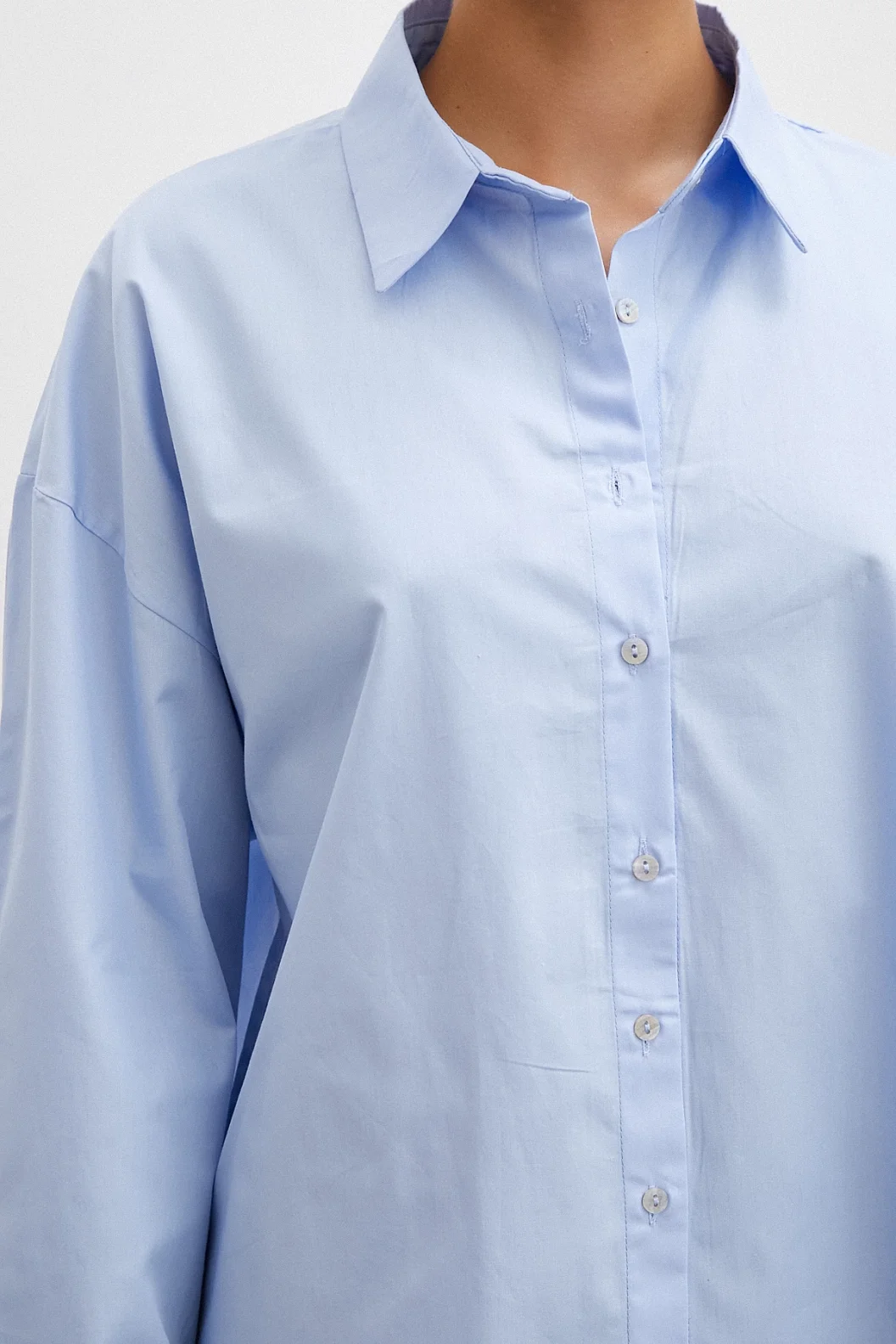 قميص بأزرار الأكمام الزرقاء