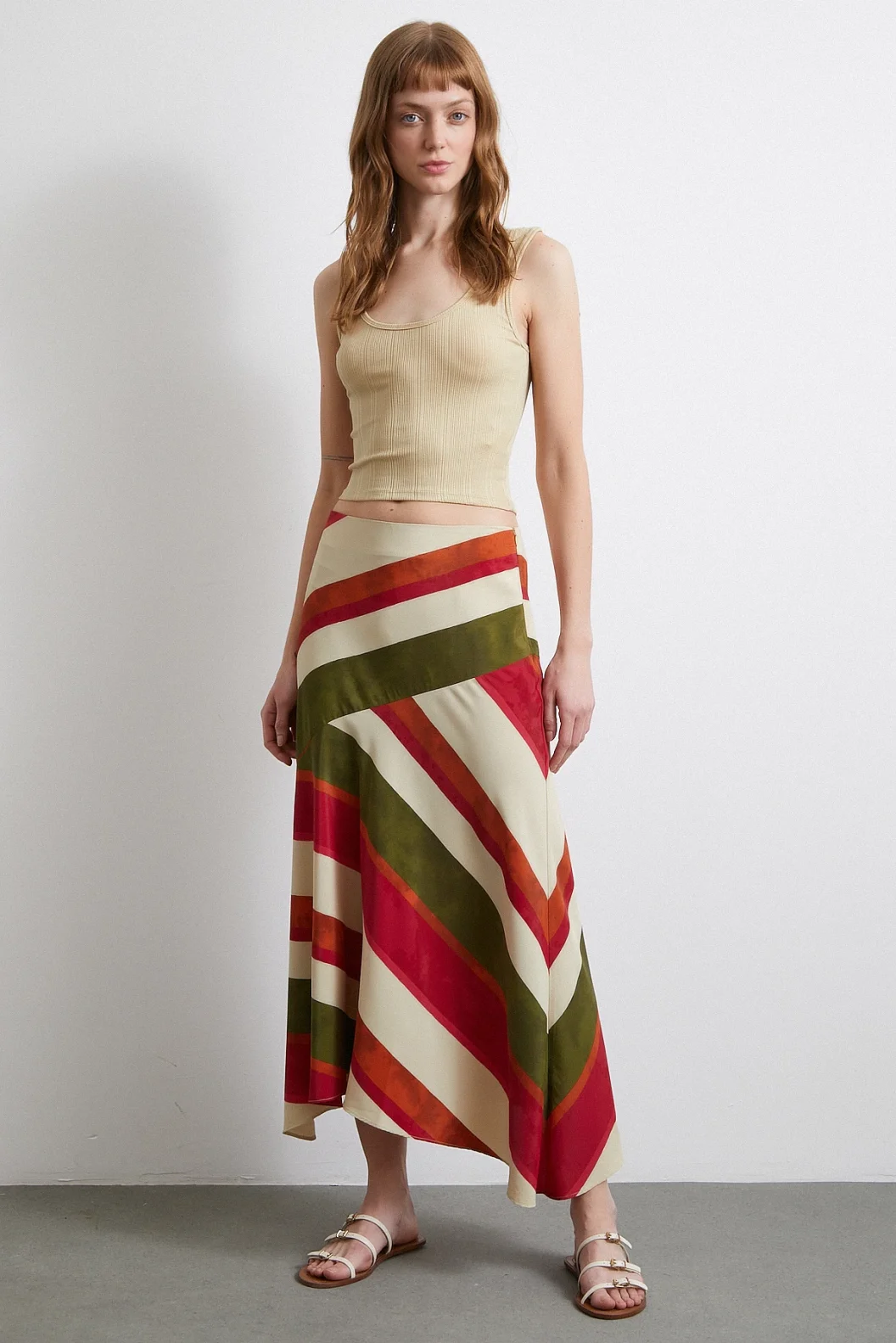 تشيري تنورة مخططة مائلة بيج