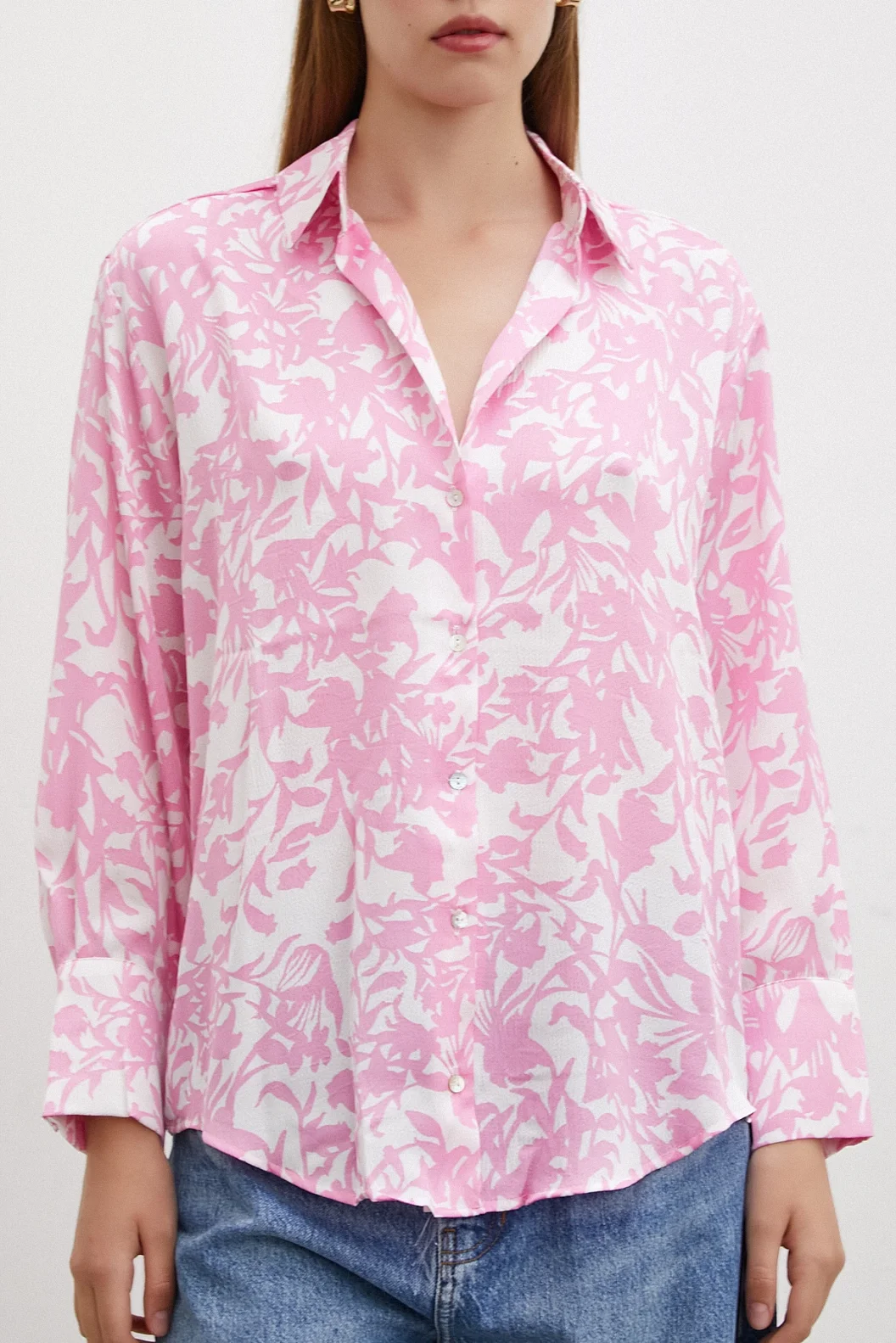 قميص حريري أبيض مطبوع