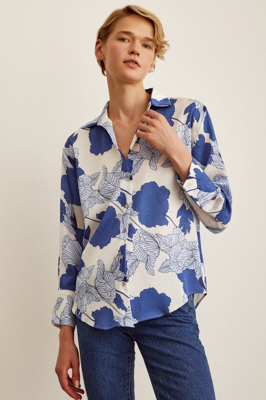 العنق الخامس بلوزة ساتان أزرق