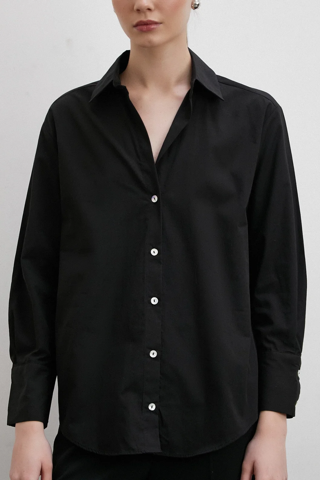 قميص قطني بياقة V سوداء