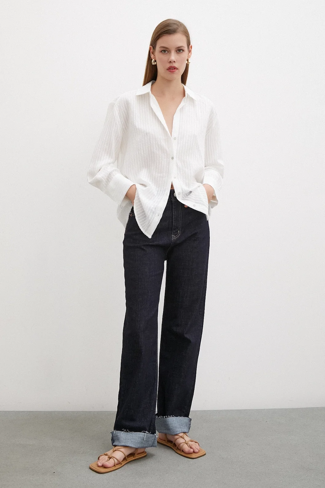 خمسة جيوب، جينز بقَصَة مستقيمة، لون أزرق داكن