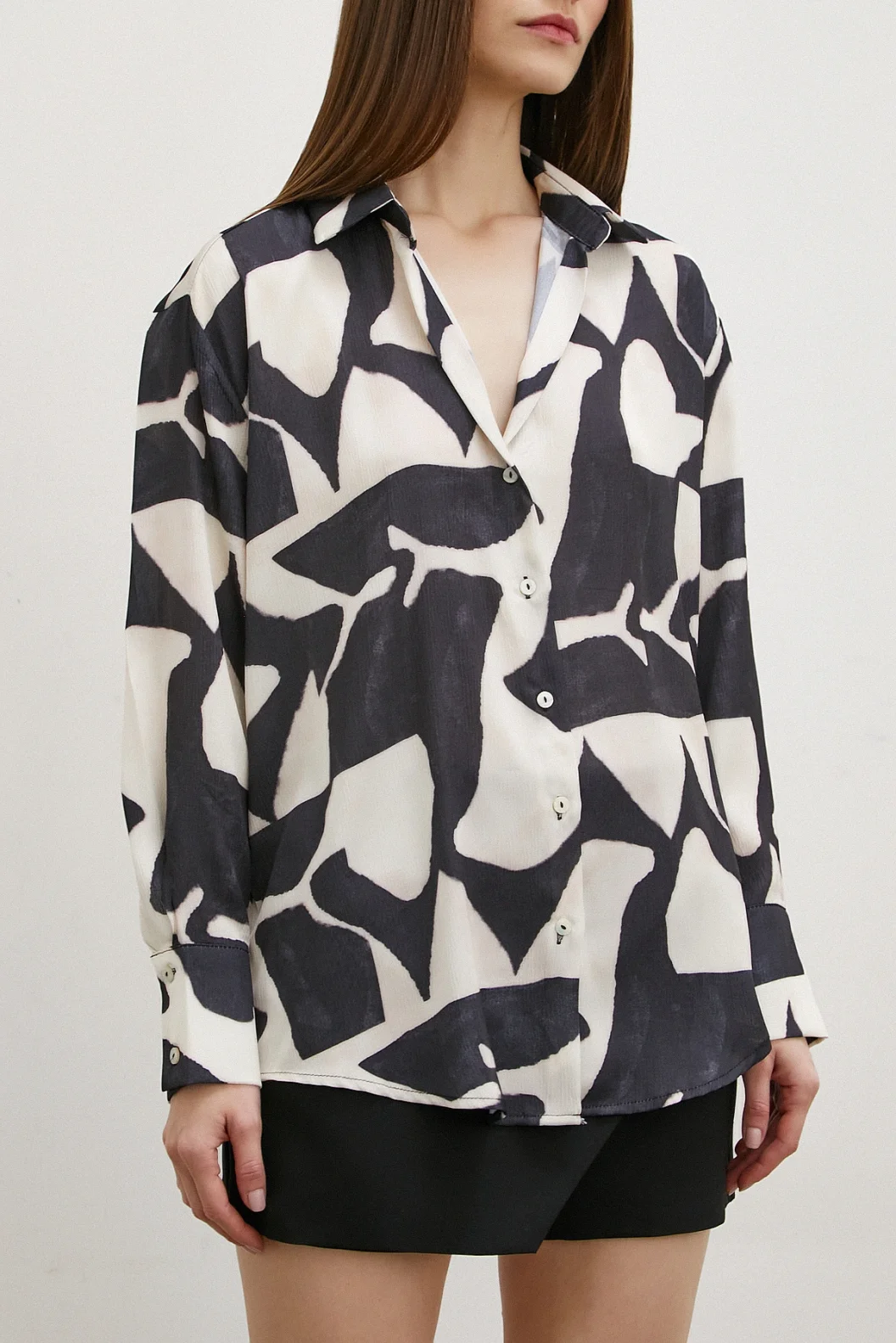 V-Ausschnitt Steinmusterhemd Schwarz