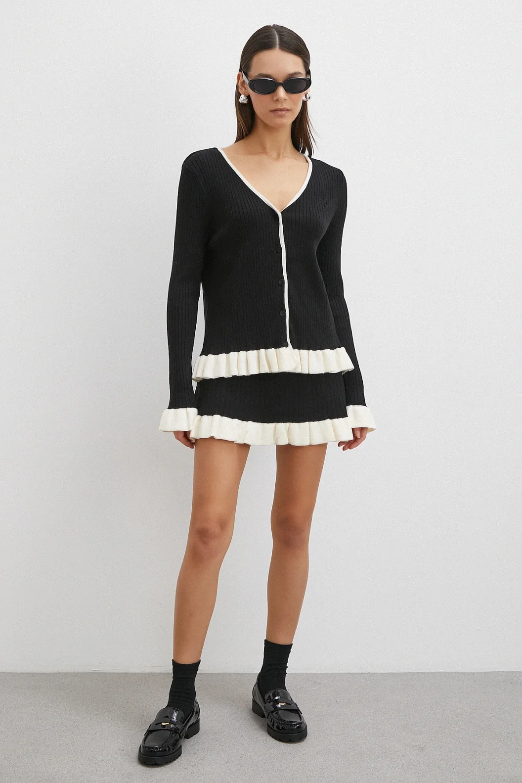 Düğmeli Eteği Fırfırlı Etekli Triko Takım Siyah