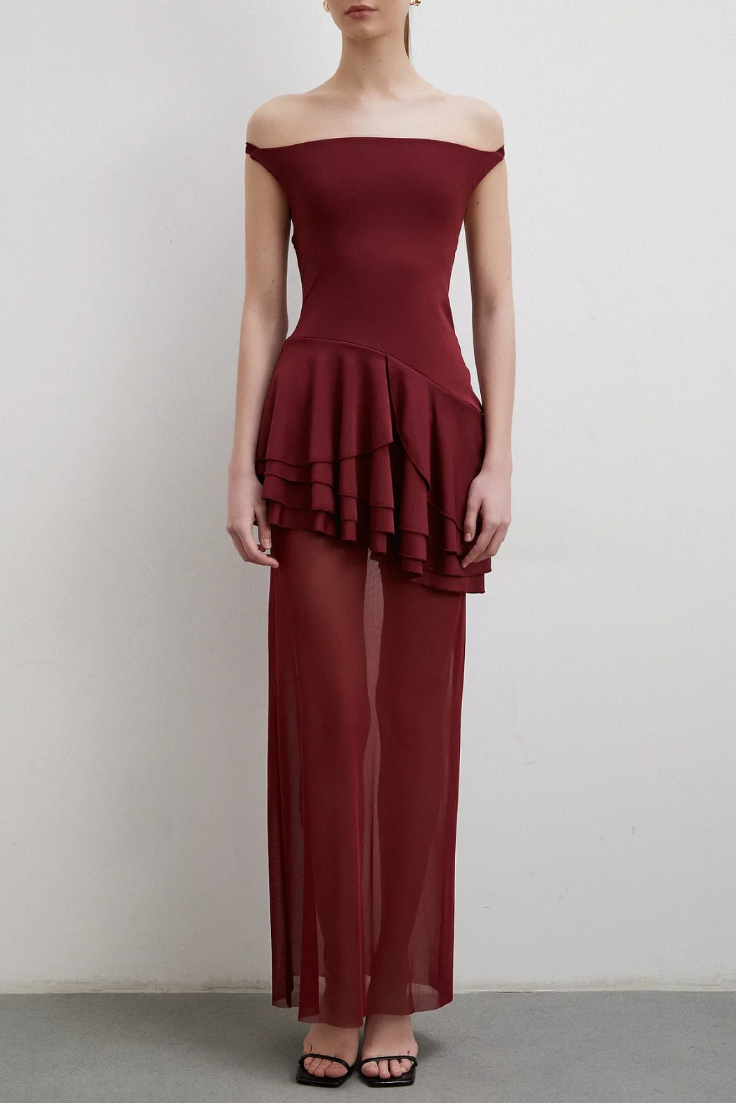 فستان تول بأشرطة مع حاشية باللون البوردو