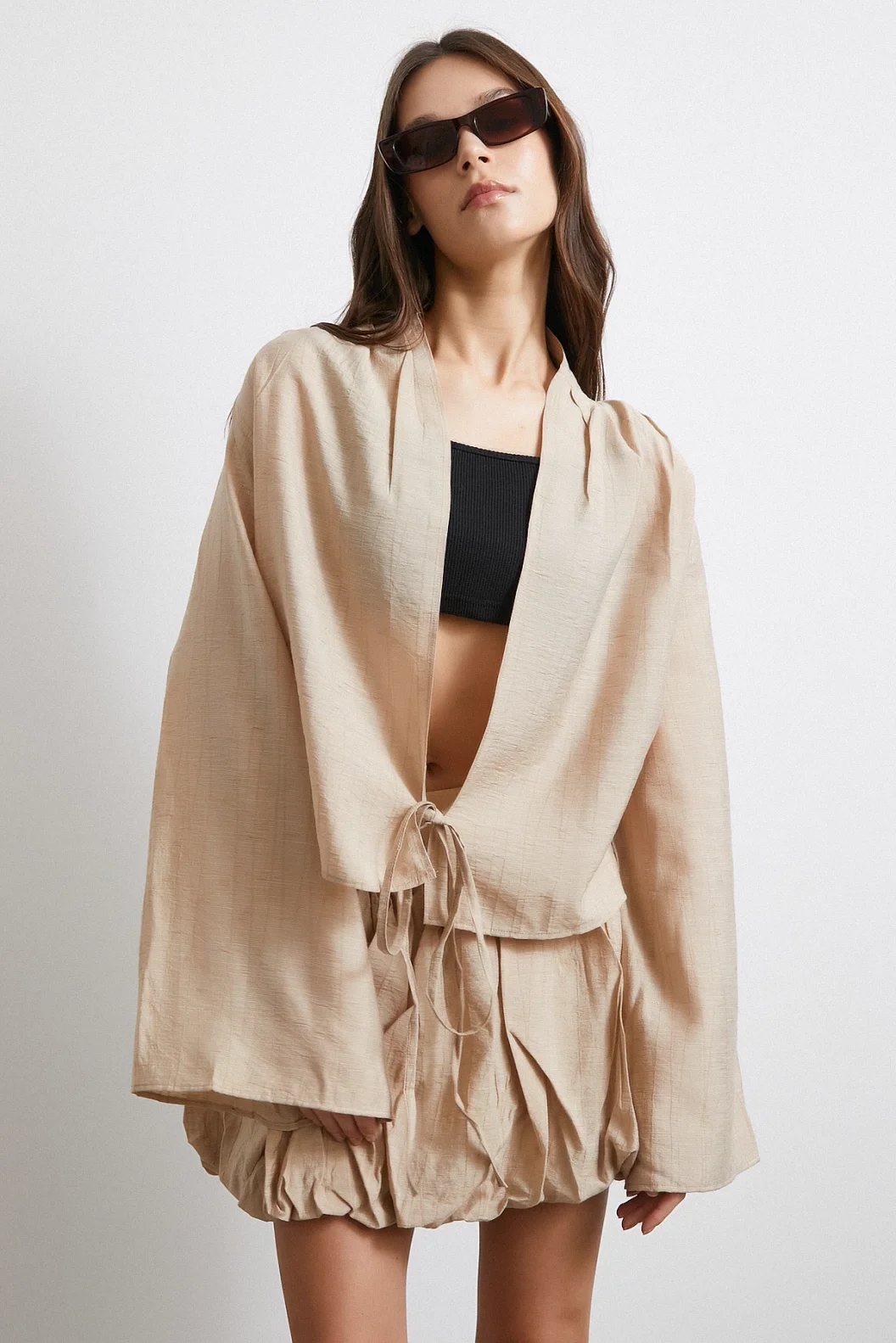 بلوزة واسعة مع أكمام ربط من الأمام باللون البيج