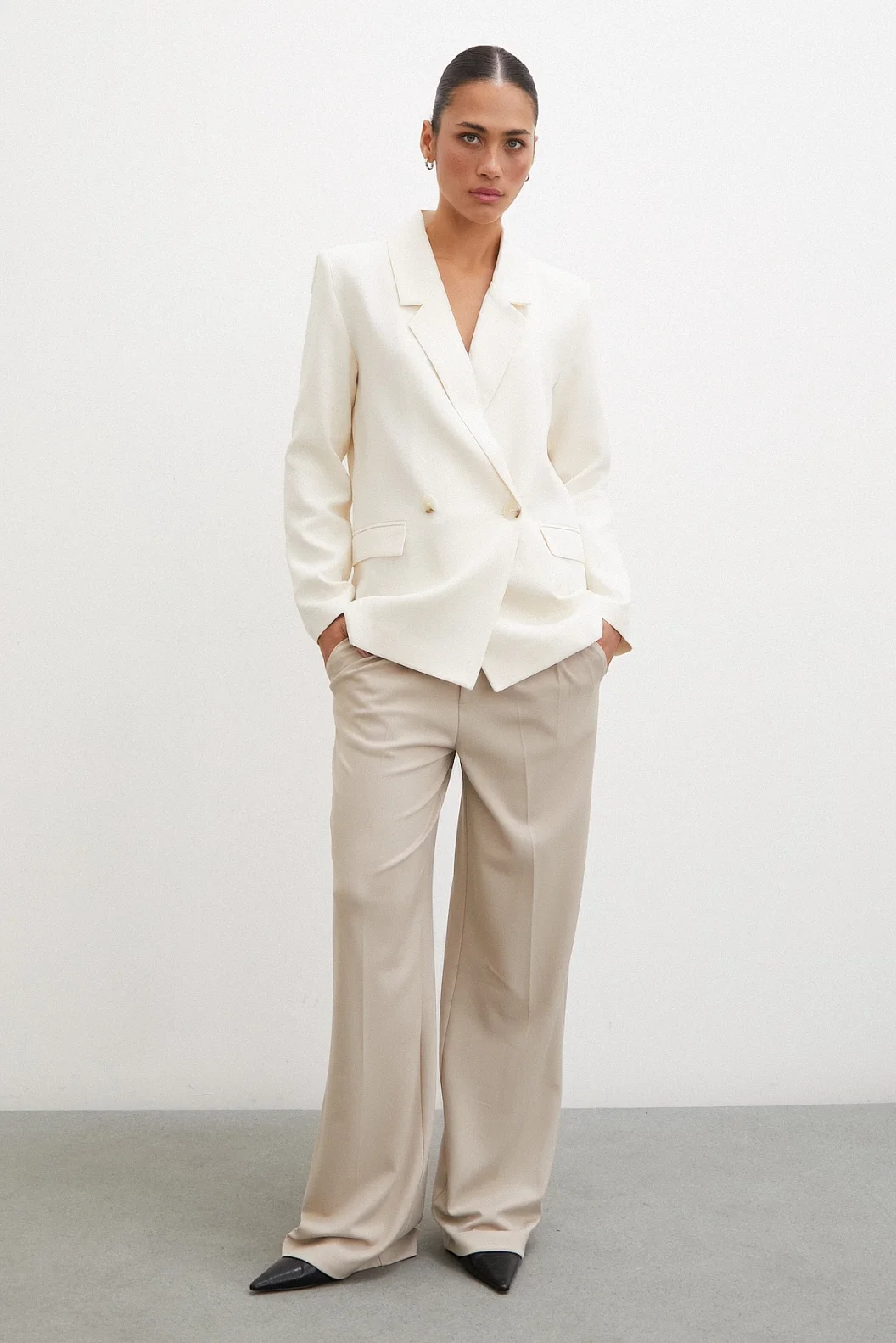 الستر بليزر مزدوج الأزرار من الكتان بلون الإكرو