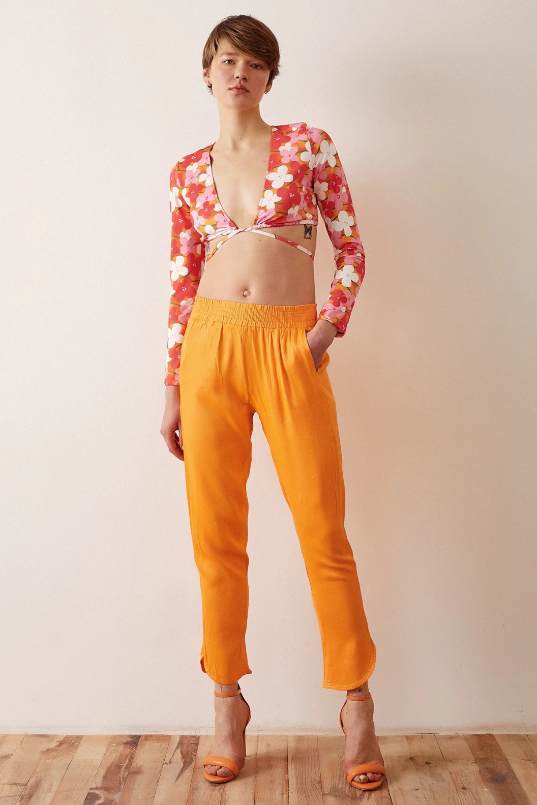 بنطلون ساتان بخصر مطاطي لونه برتقالي