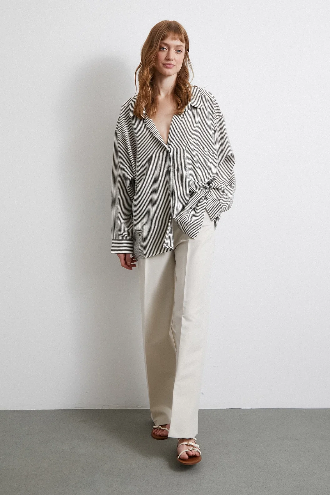 قميص مخطط بأكمام الخفاش باللون الكاكي