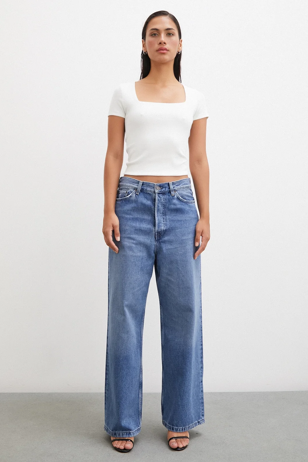 قميص أبيض بياقة مربعة