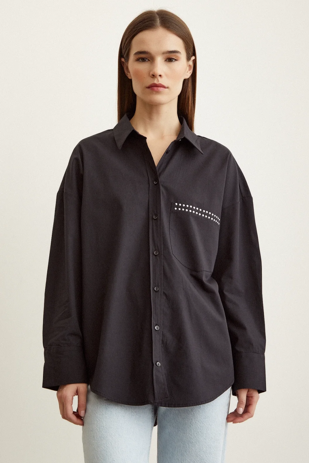 قميص بوبلين بتفاصيل حجرية أسود