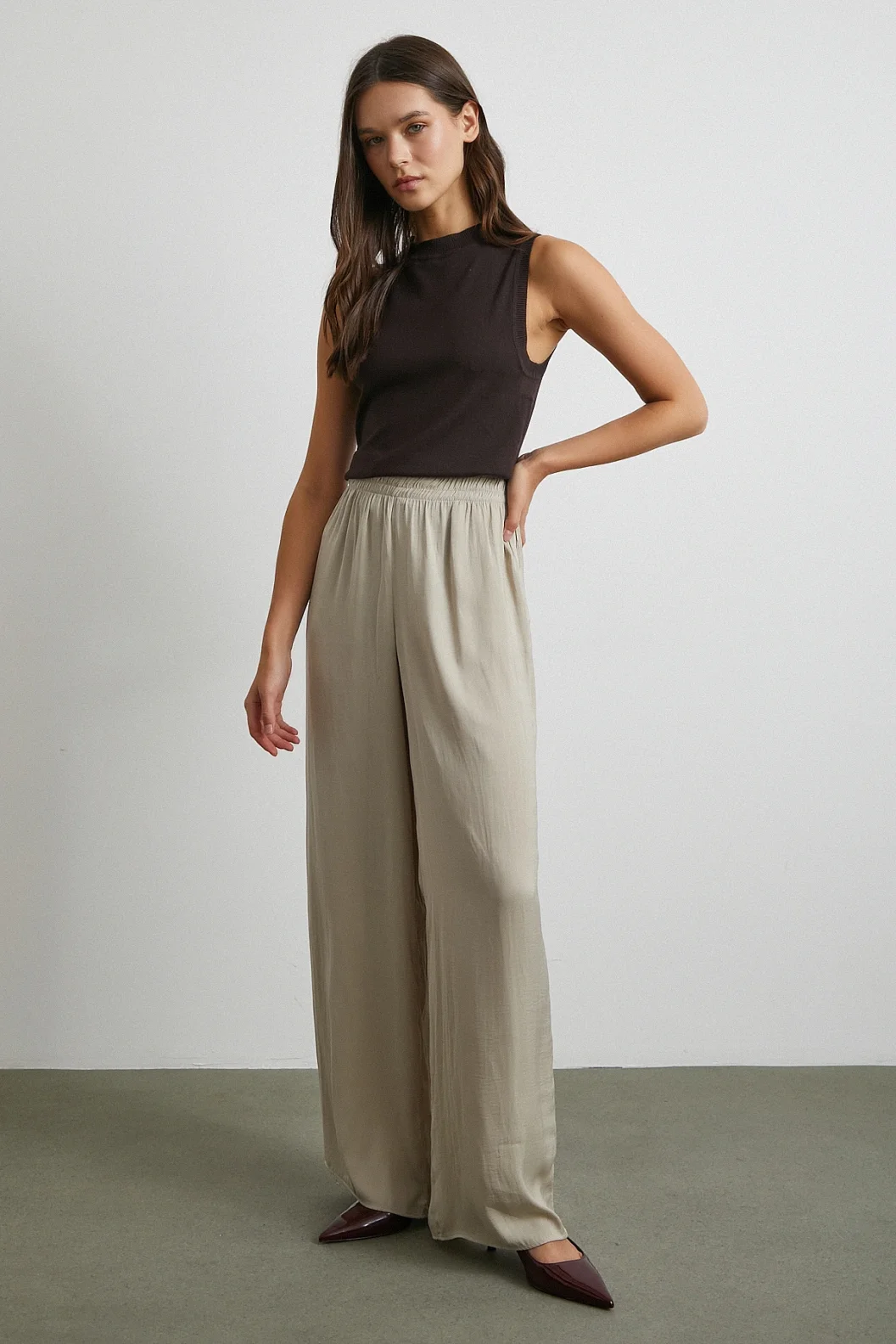 Beli Lastikli Dökümlü Geniş Paça Pantolon Taş