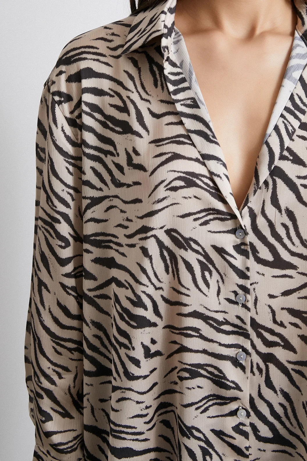 قميص رقبة الحرف V بنمط زيبرا