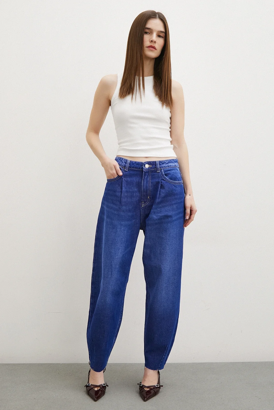 بنطلون جينز موم مرتفع الخصر بأساور مقصوصة باللون الأزرق