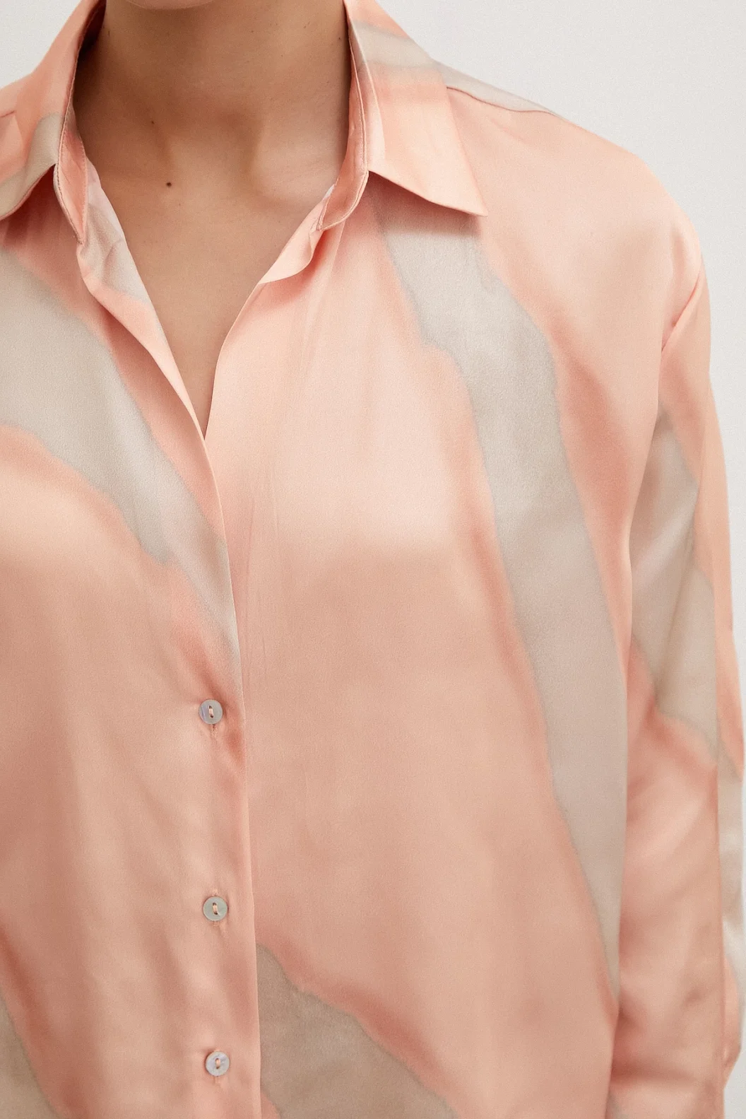 قميص حريري بياقة على شكل V مطبوع بألوان السالمون