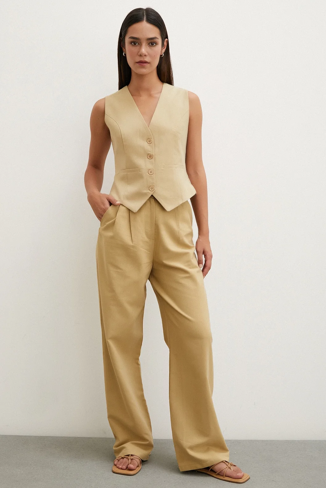 بنطلون قطني بخصر عالي وأساور أنبوبية باللون الجملي