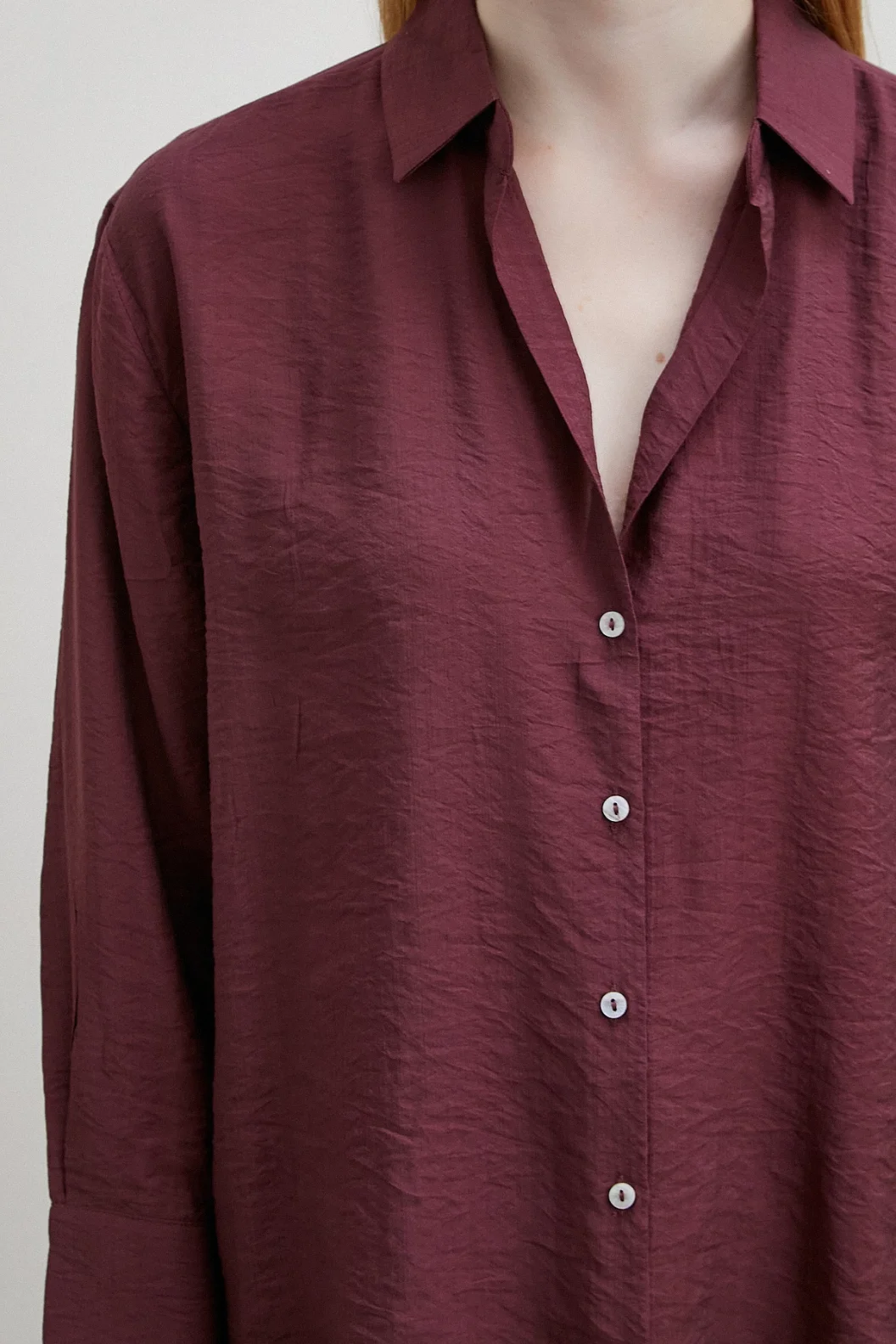 قميص ذو ياقة V الأساسية باللون البني