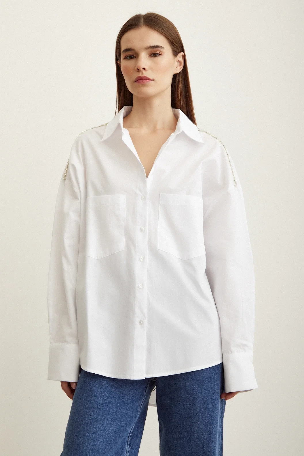 Schlichtes Oversize-Shirt mit Perlen-Detail auf der Schulter in Weiß
