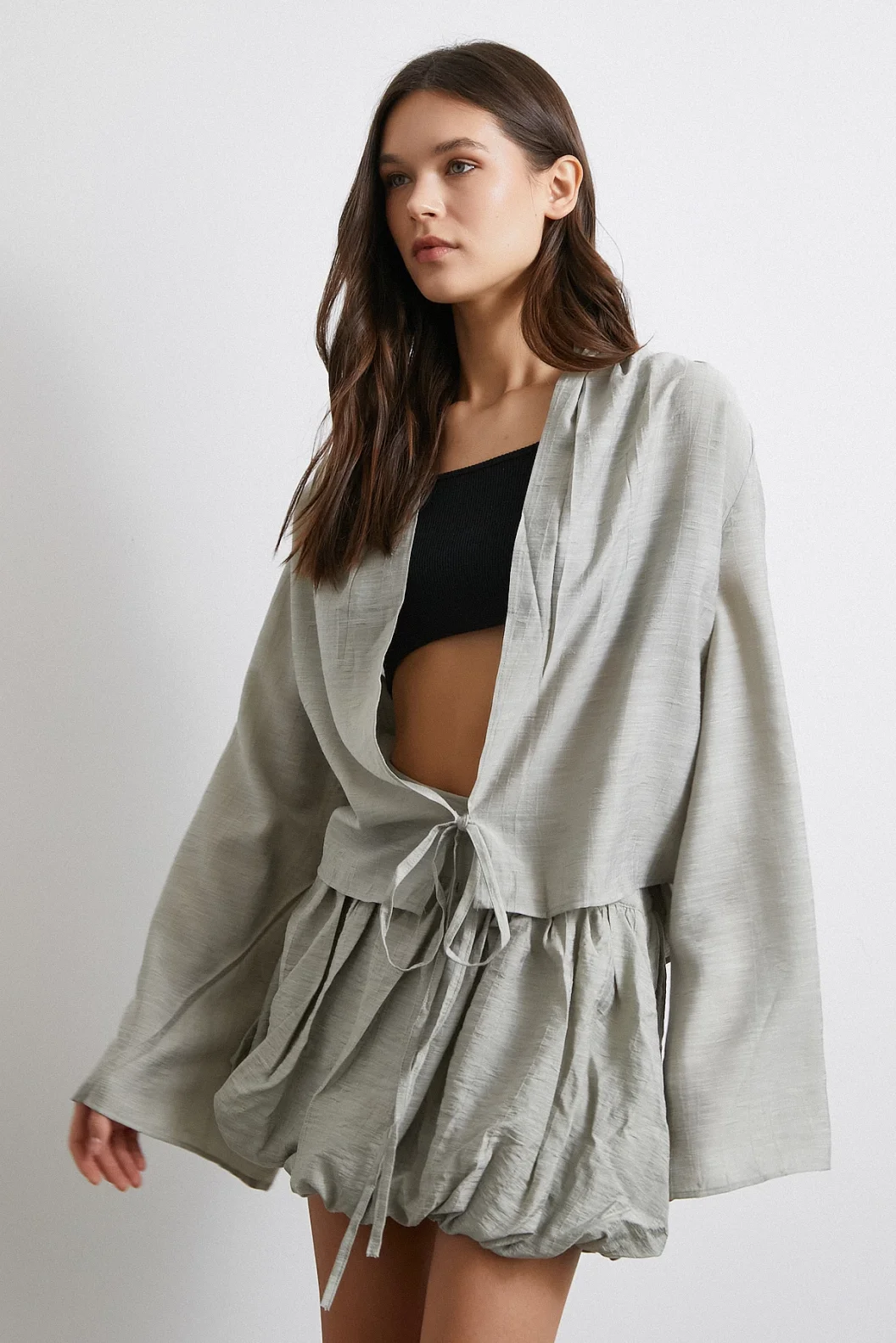 قميص واسع بأكمام طويلة مربوط من الأمام