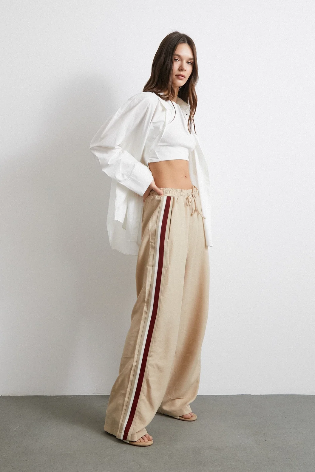 بنطلون ذو مزيج مطاطي بخصر مزدوج بلون بيج