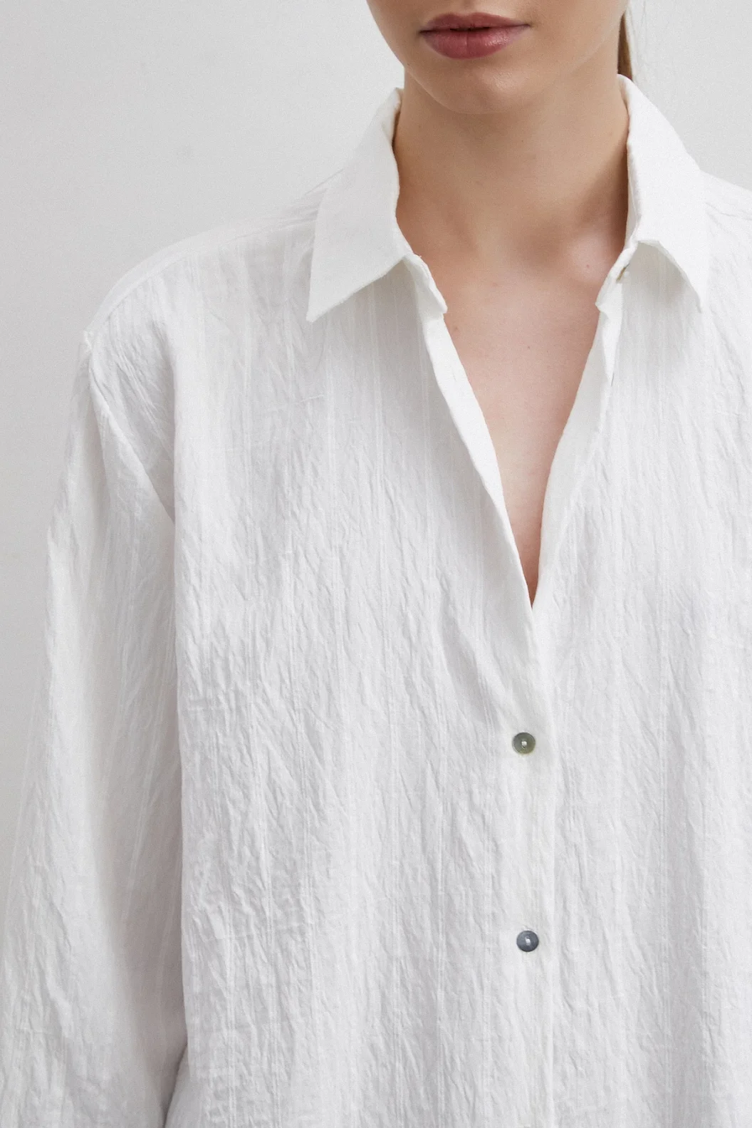 قميص بتفاصيل خطوط بيضاء