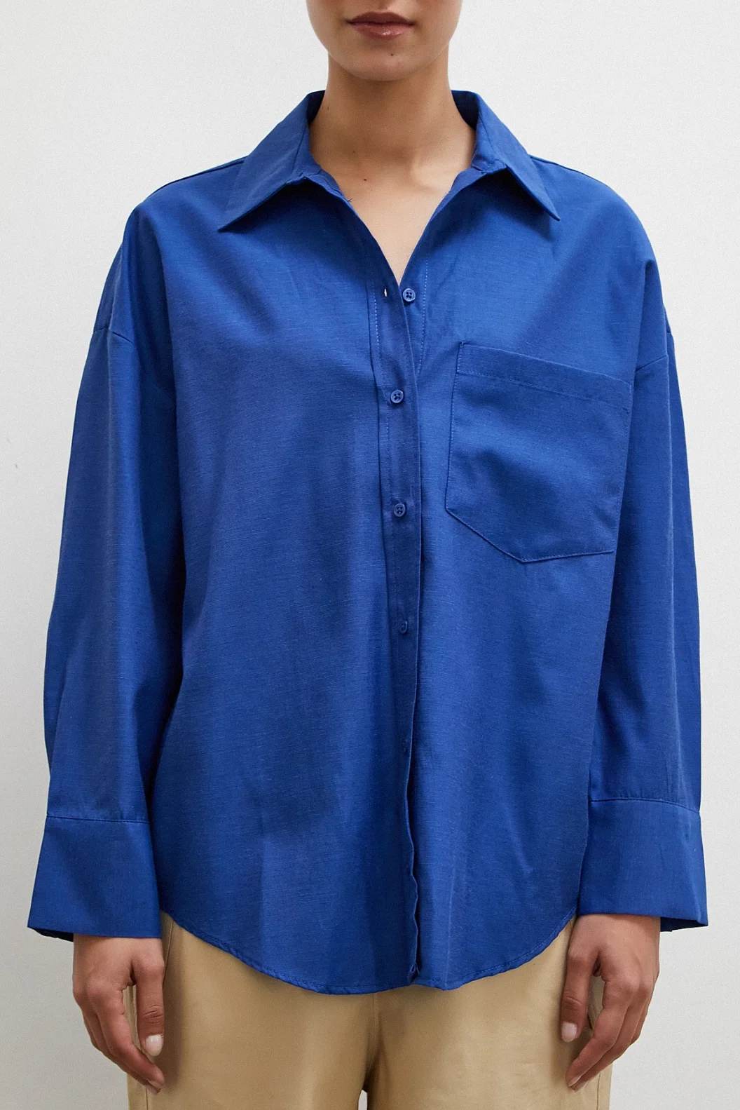 بلوزة بوبلين لونها الأزرق الداكن