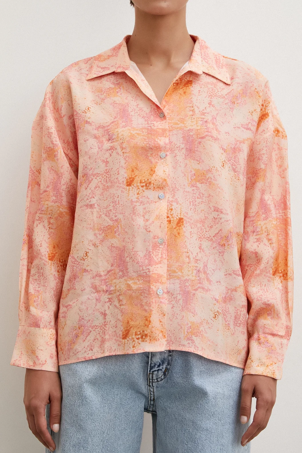 قميص بنقشة قطرات وردية