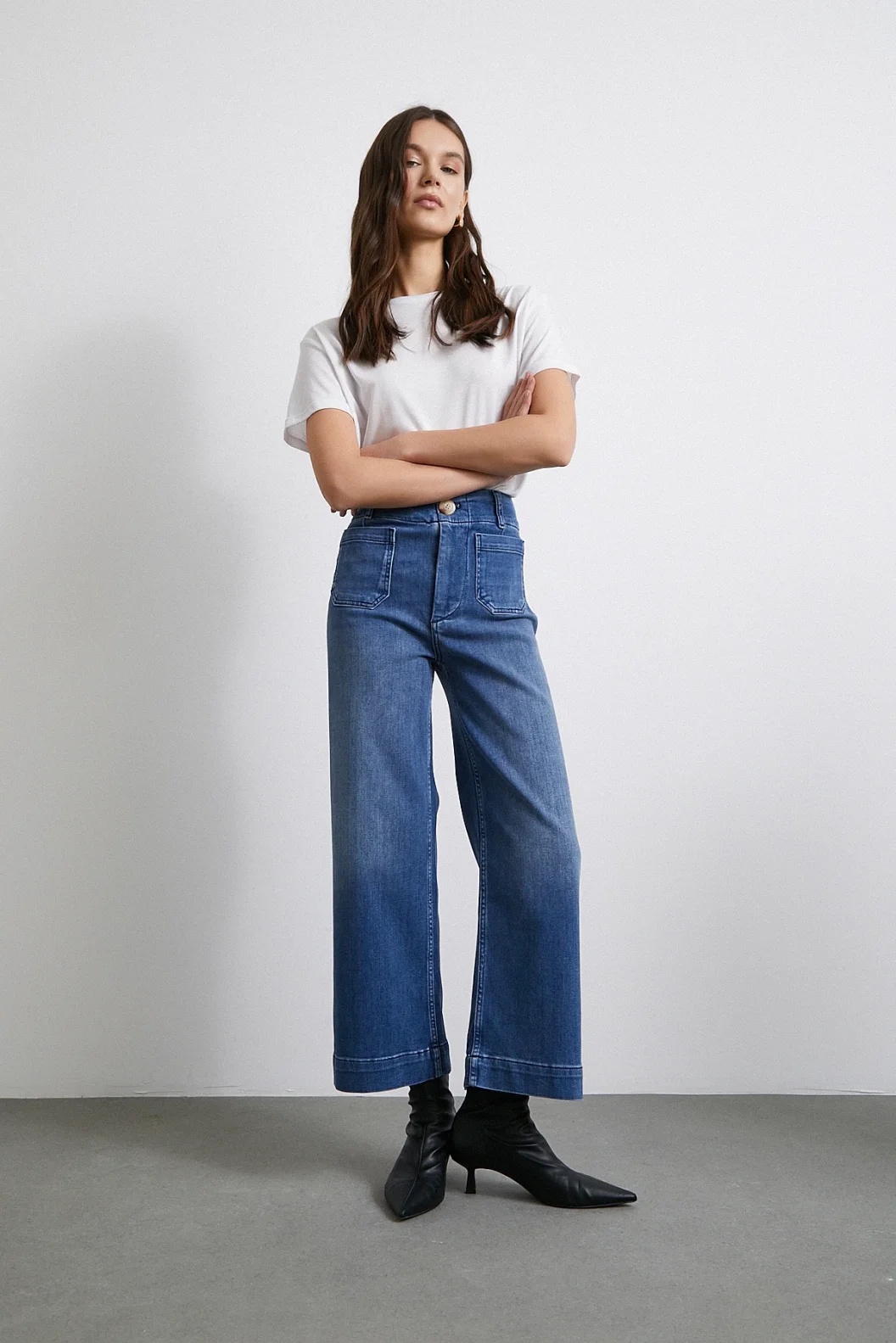 بنطلون بقصة واسعة مع تفاصيل الهاتف المحمول والأزرار أزرق