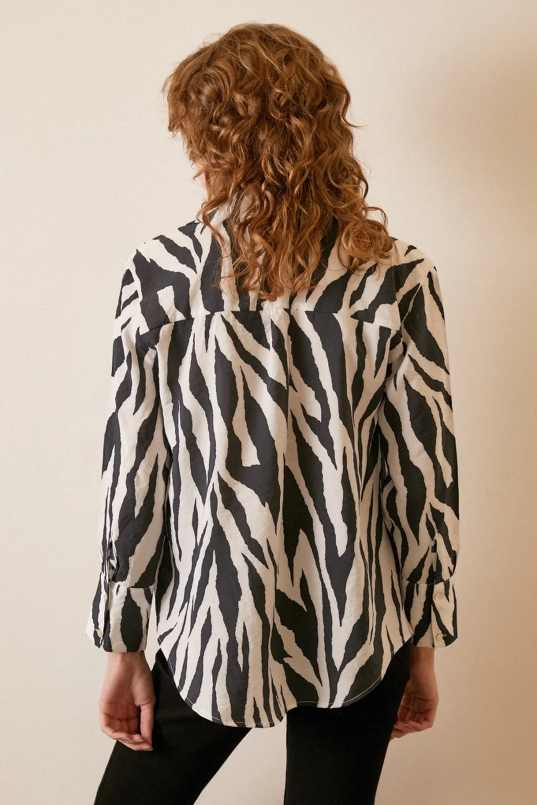 قميص بنمط ورديات زيبرا باللون الأسود
