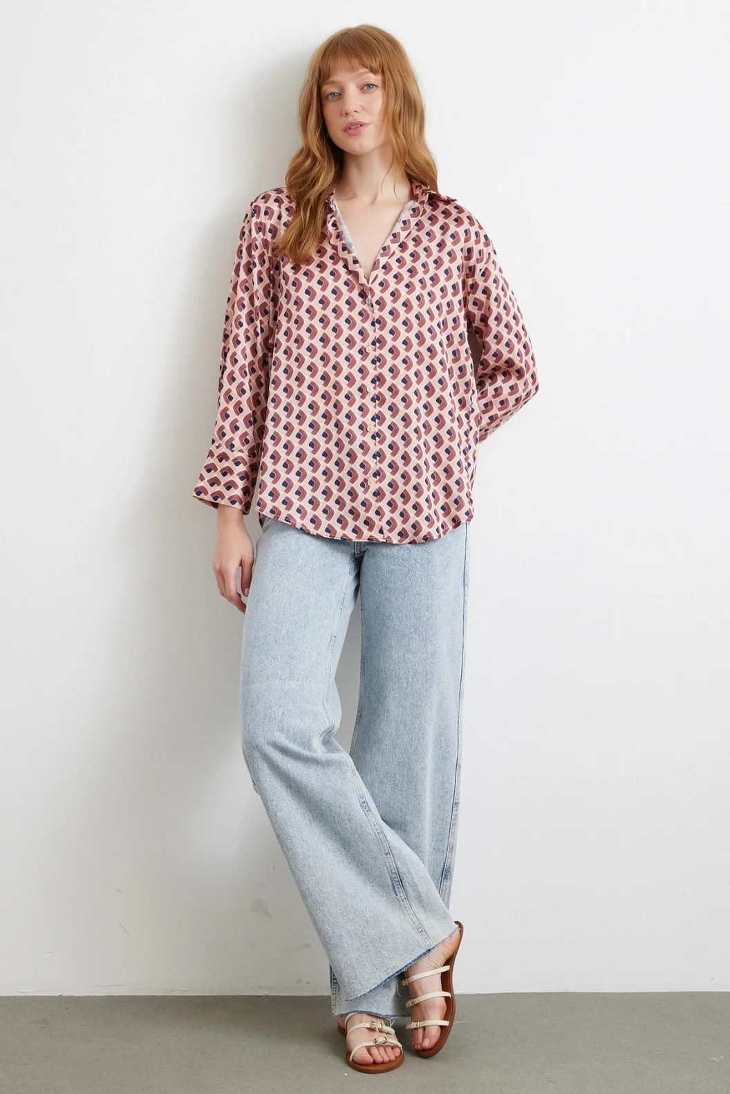 قميص حريري بنقشات هندسية وردي