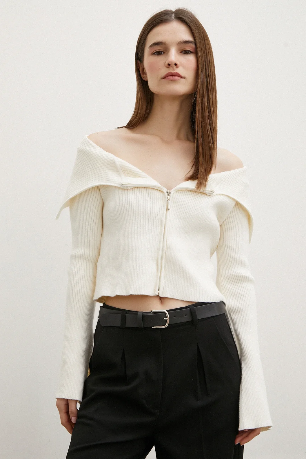 قميص ياقة مندل بسحاب مع كارديجان اللون العاج