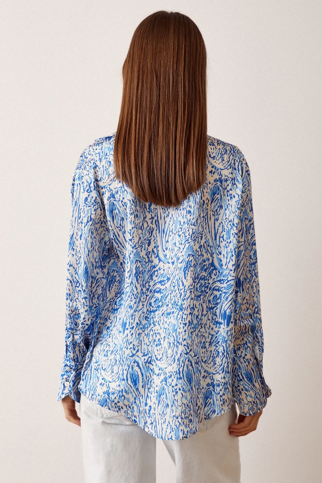 V-Ausschnitt gemustertes Satinhemd von Saks