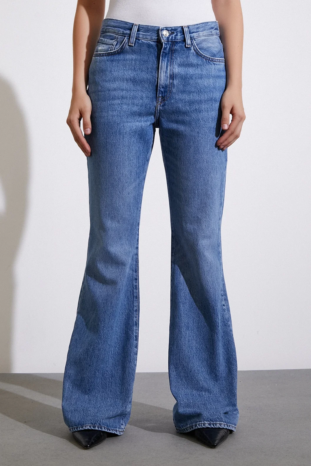 بنطلون جينز بقصة واسعة وخصر عالي أزرق