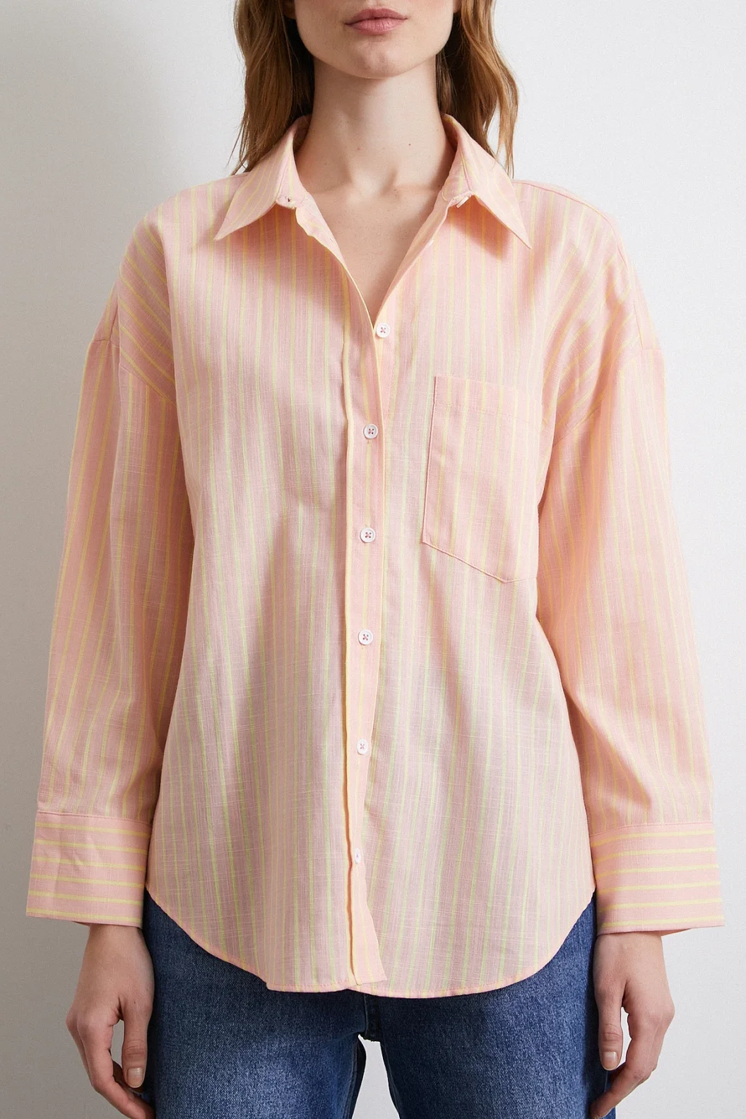 قميص بتصميم مخطط باللون الوردي