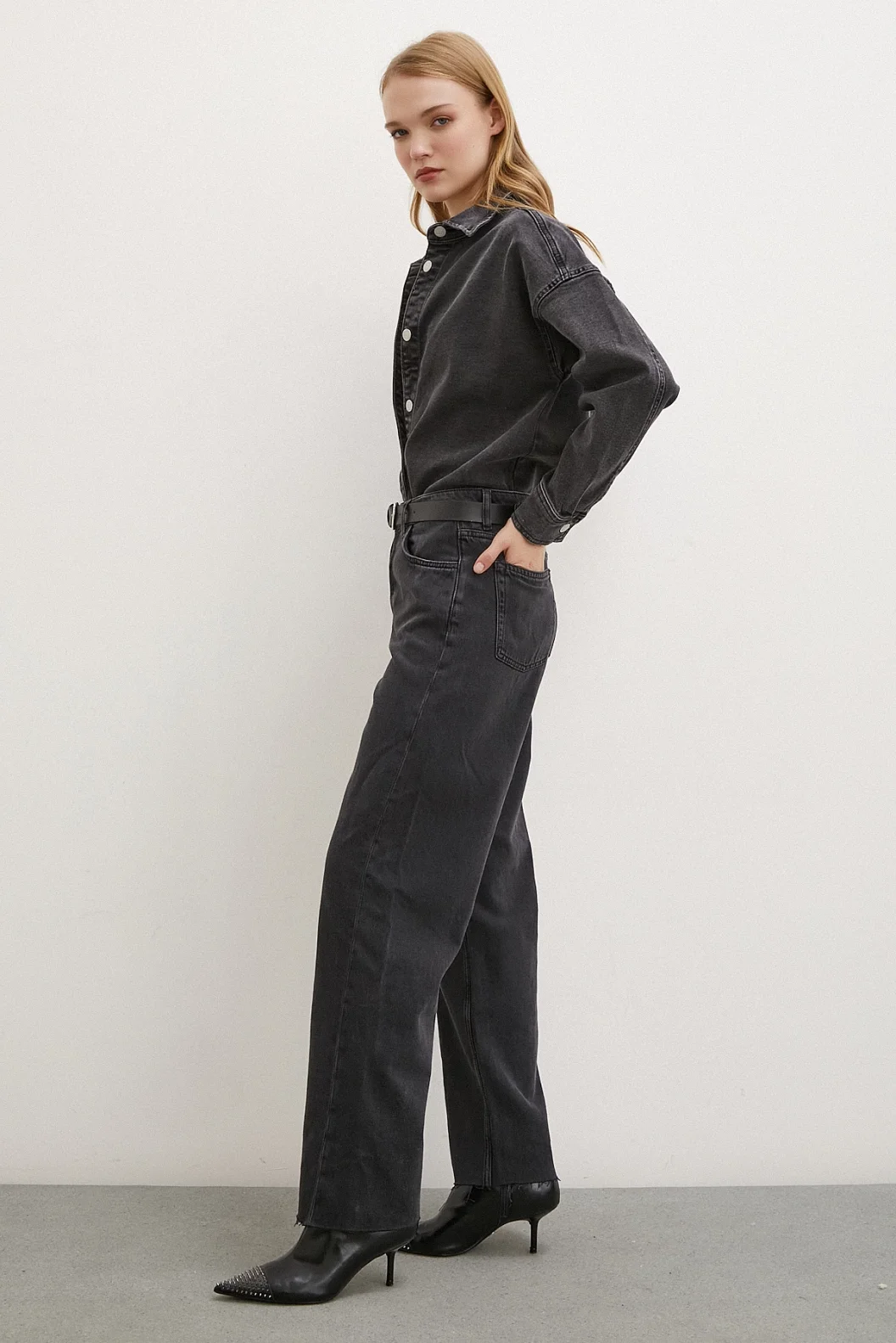 سروال جينز أسود مع خصر عالي وأساور منخفضة