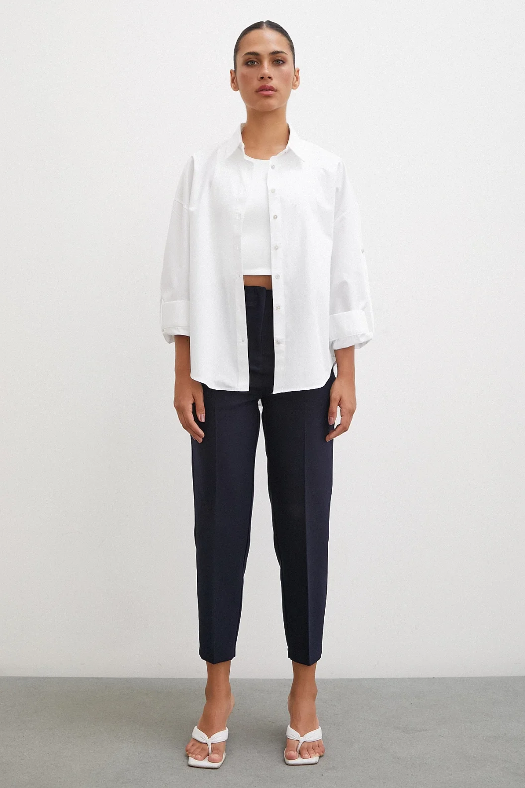 قميص أبيض بأزرار على الكتف