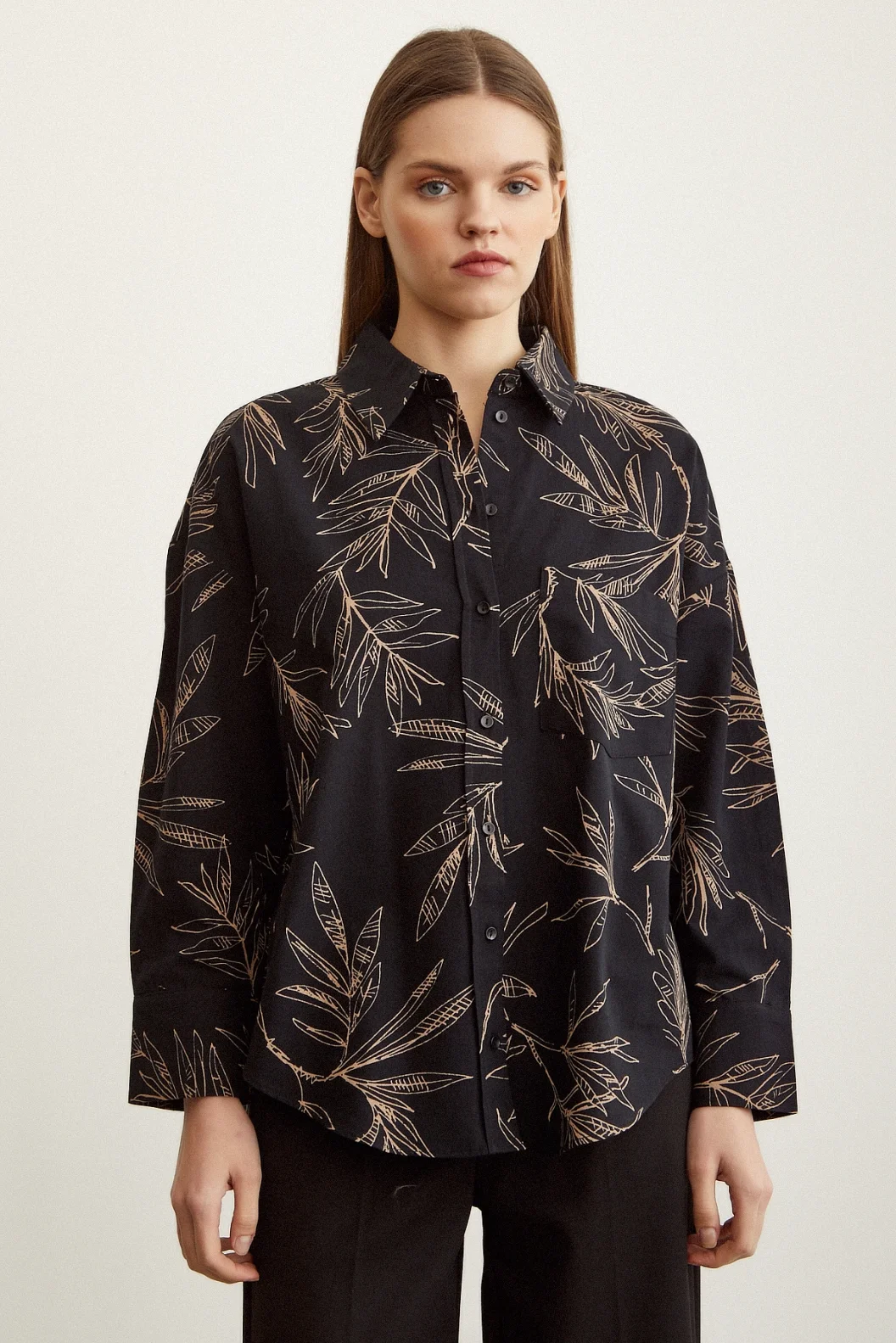 قميص بوبلين بنقشة زهور أسود