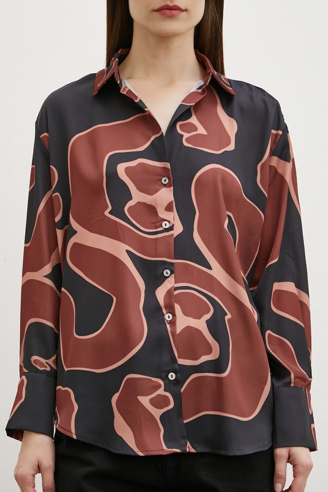 قميص حرير مطبوع باللون البني