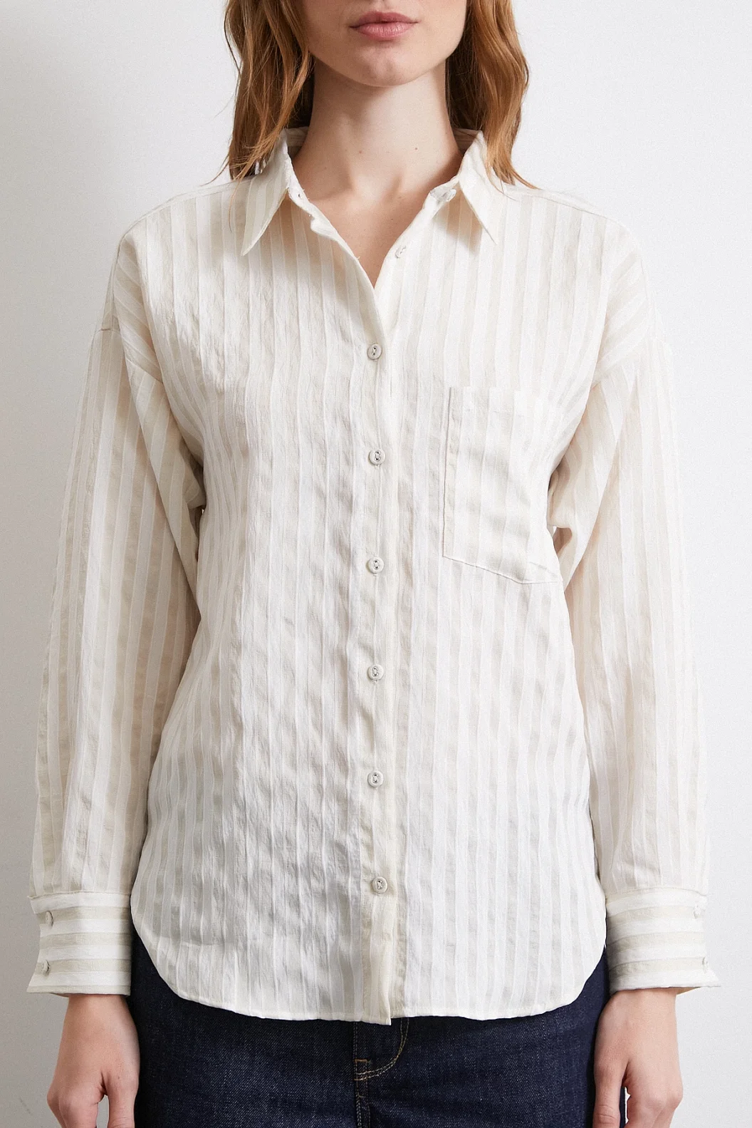 قميص بجيب متعدد الخطوط