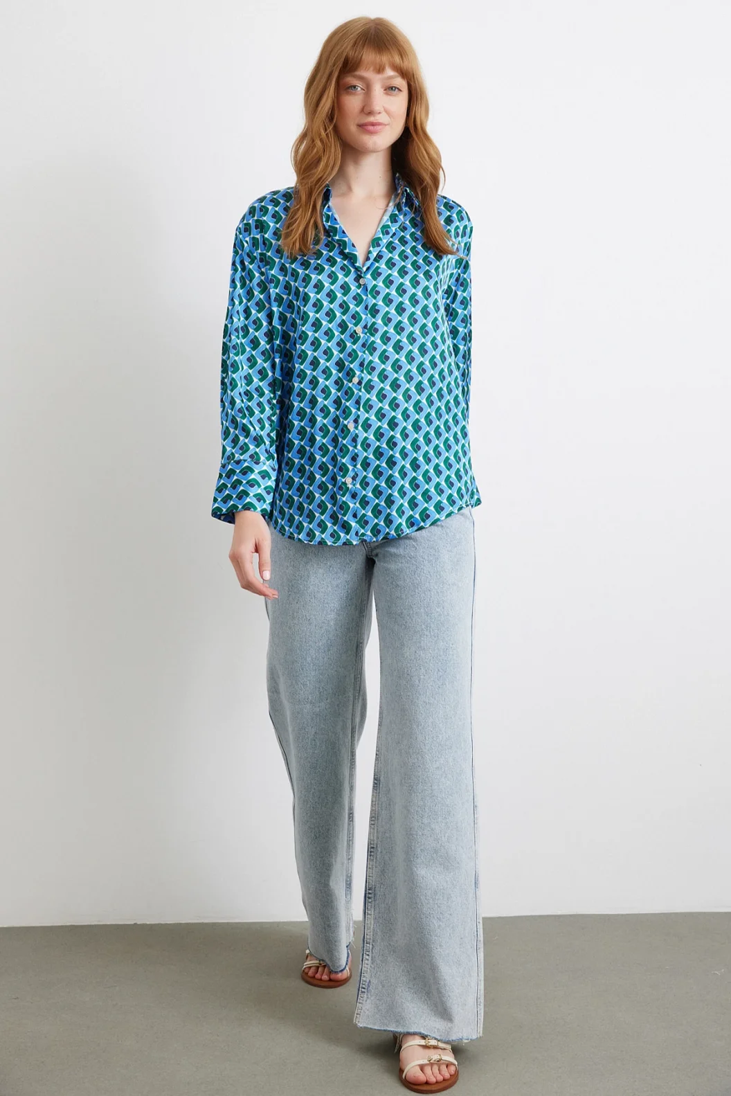 قميص حرير مطبوع بنمط هندسي أزرق