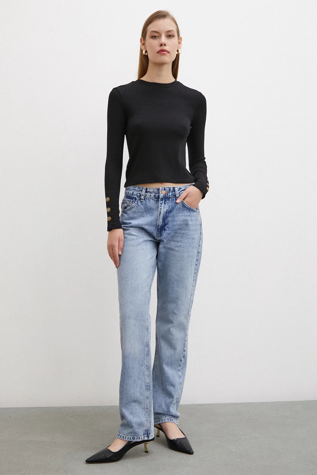 قميص أسود بأزرار على الذراع