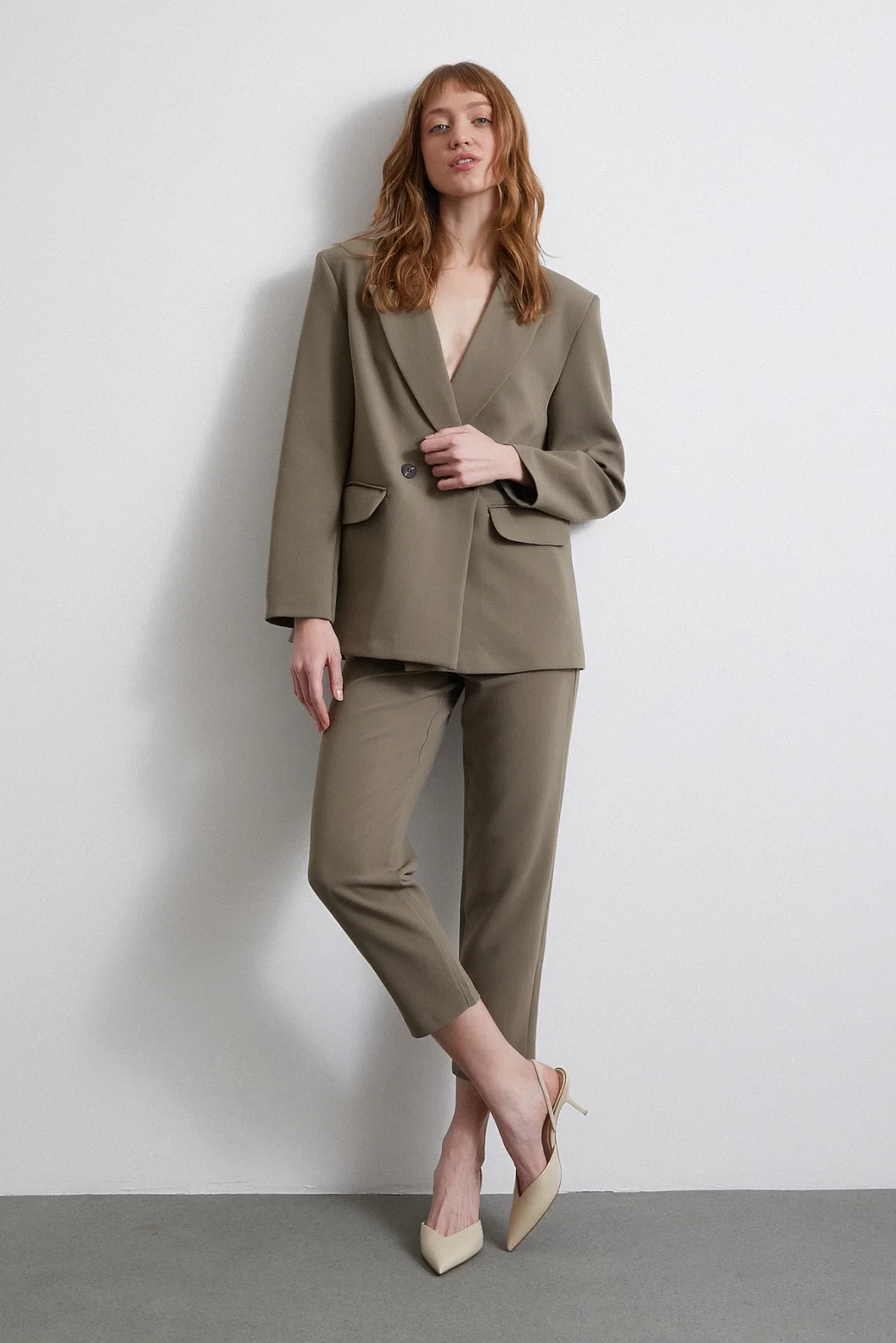 السروال الضيق المصنوع من قماش البشكير بلون الخردل