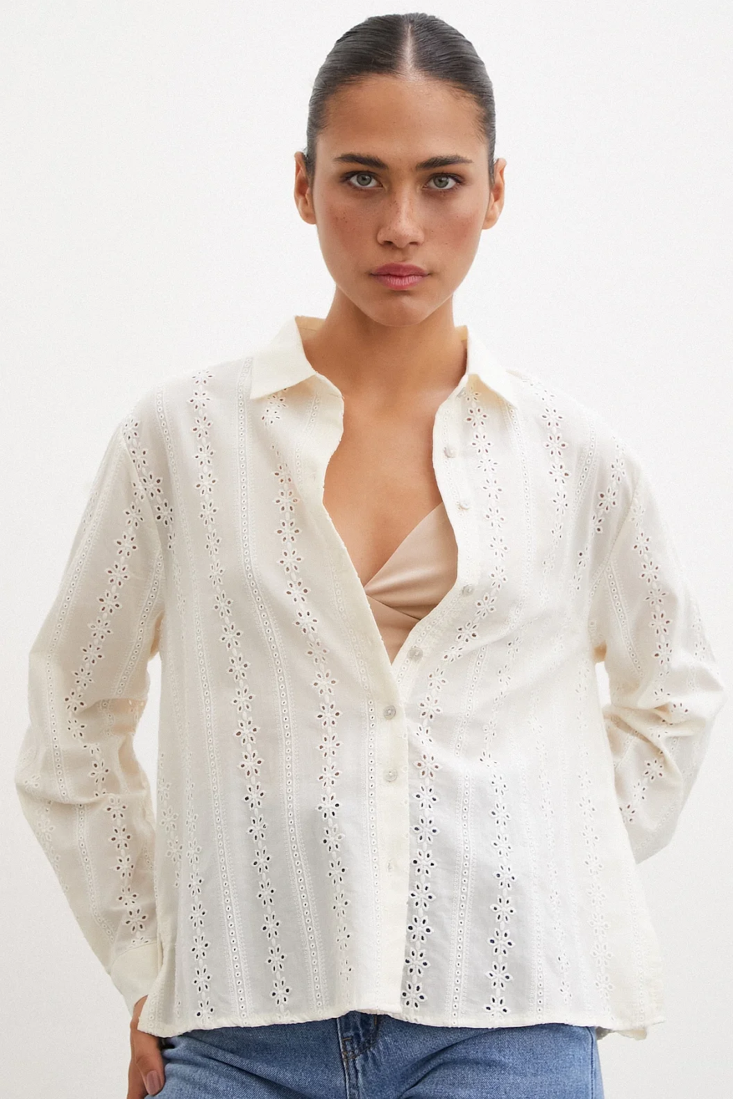 قميص بتطريزات فستقية