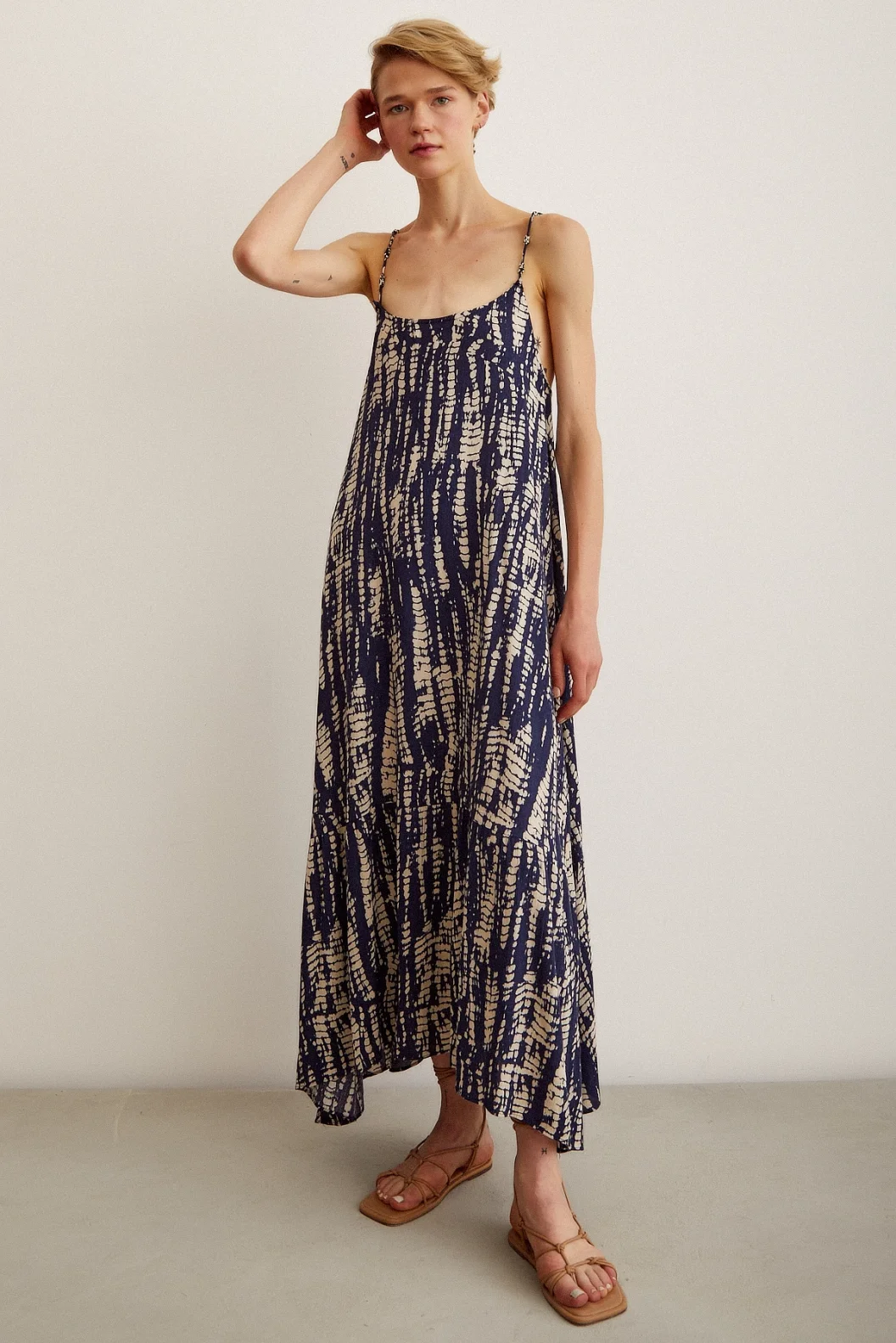 فستان واسع برقبة بحبل الخرز اللون الأزرق الداكن / البيج