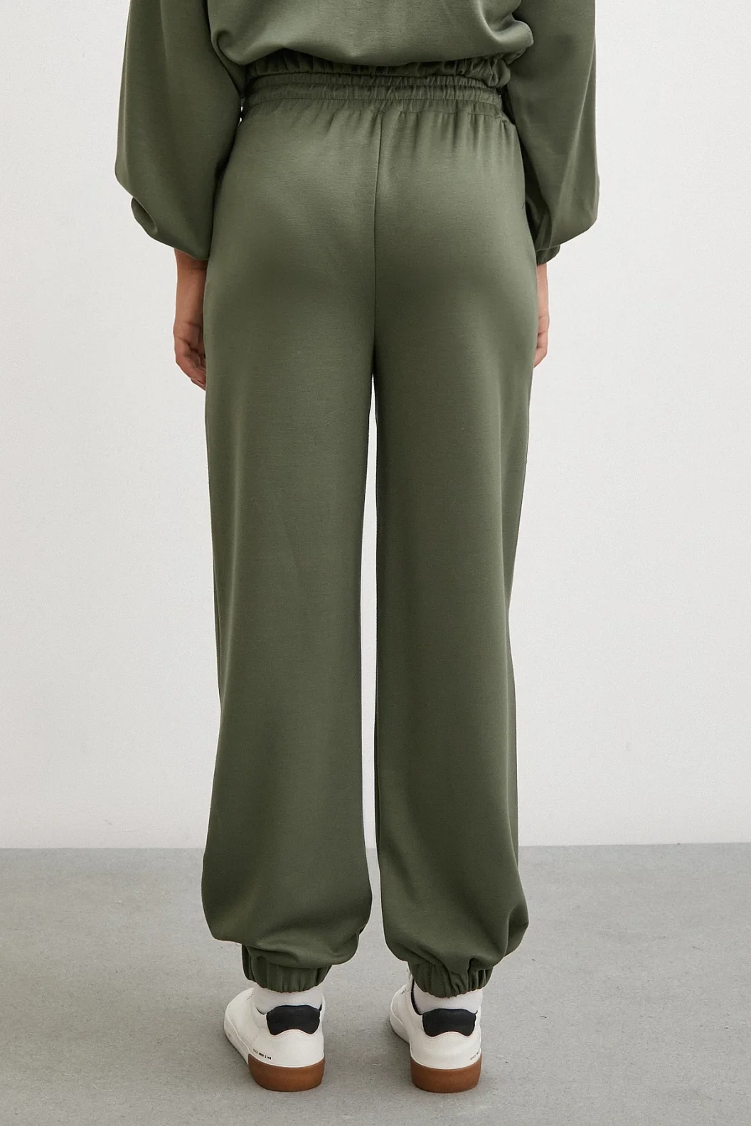 بنطلون رياضي بجيوب مطاطية خضراء