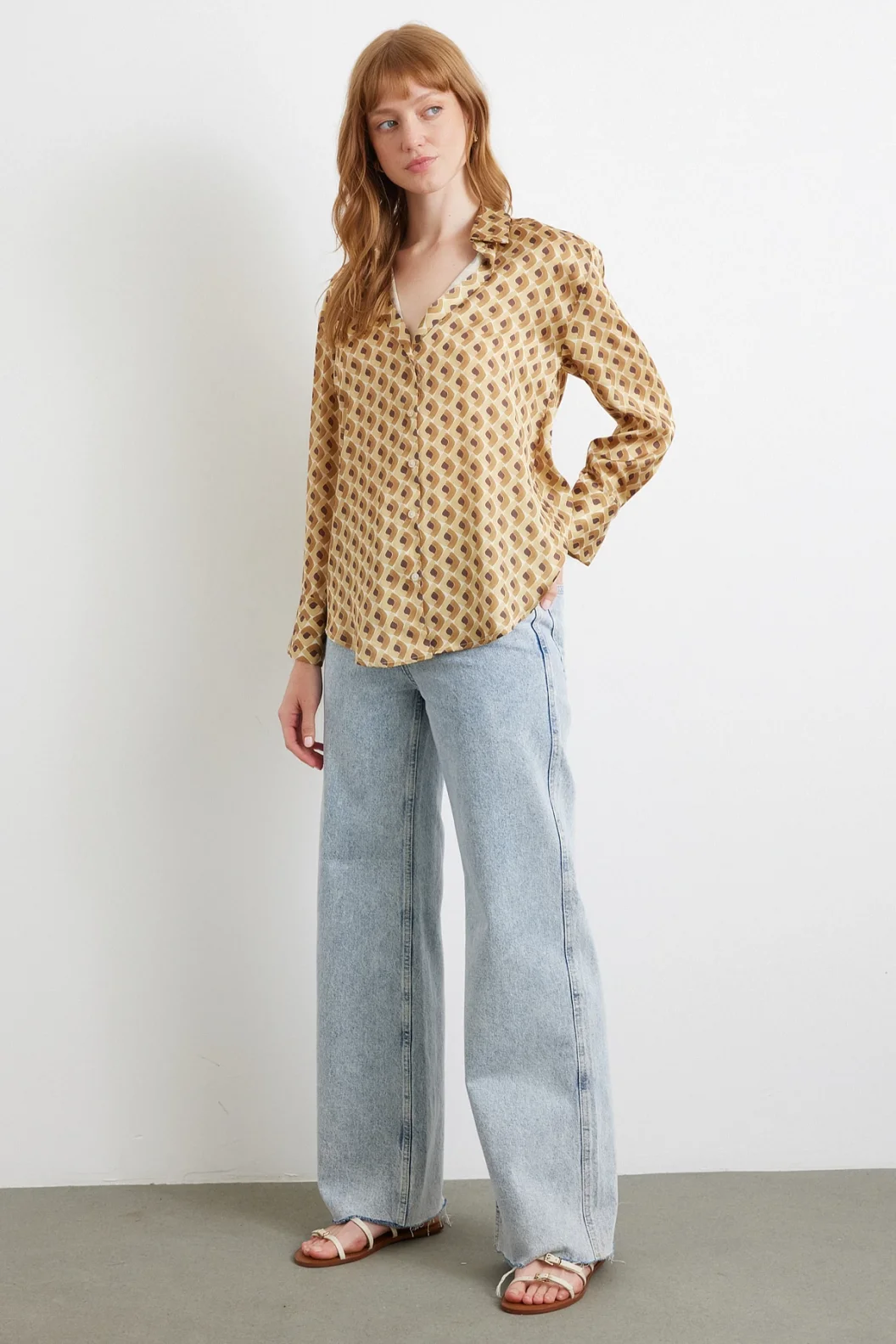 Geometrisches gemustertes Satinhemd in Beige