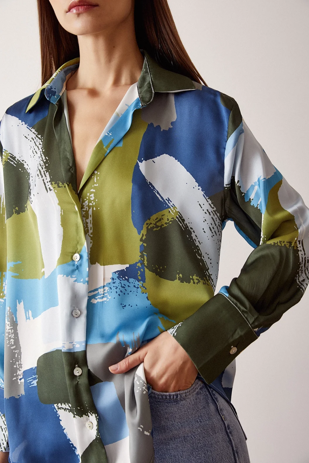 قميص برقبة على شكل V مطبوع